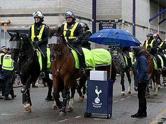 Violent scenes as fans and pol...
